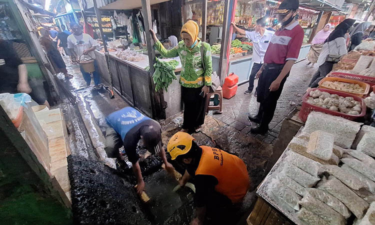 BIAYA BESAR: Perbaikan drainase Pasar Bangil yang dilakukan beberapa waktu lalu. Pengelolaan pasar daerah menjadi perhatian legislatif, karena cenderung besar pasar dibandingkan tiang.