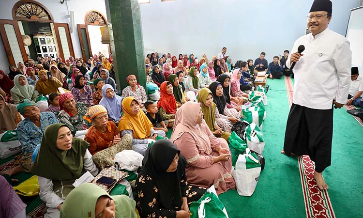 Mensos Gus Ipul saat menggelar safari Ramadan di Pasrepan, Pasuruan. (Fuad Alyzen/ Radar Bromo)