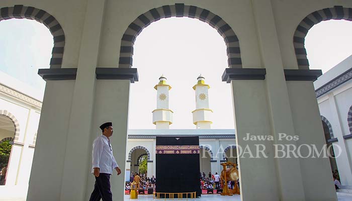 Suasana di dalam masjid KHAS kawasan tematik Makkah, Krampyangan, Kota Pasuruan. Meski belum rampung keseluruhan, namun kawasan setempat sudah bisa dinikmati keindahannya.
