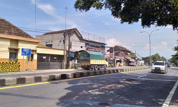Lokasi kecelakaan maut yang merenggut nyawa pelajar MA di jalan raya Surabaya-Malang, Sukorejo, Kabupaten Pasuruan. (Rizal Syatori/ Radar Bromo)
