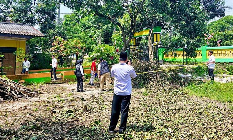Petugas Satreskrim Polres Pasuruan saat melakukan olah TKP di SDN Jeladri 1 Winongan. (Istimewa)