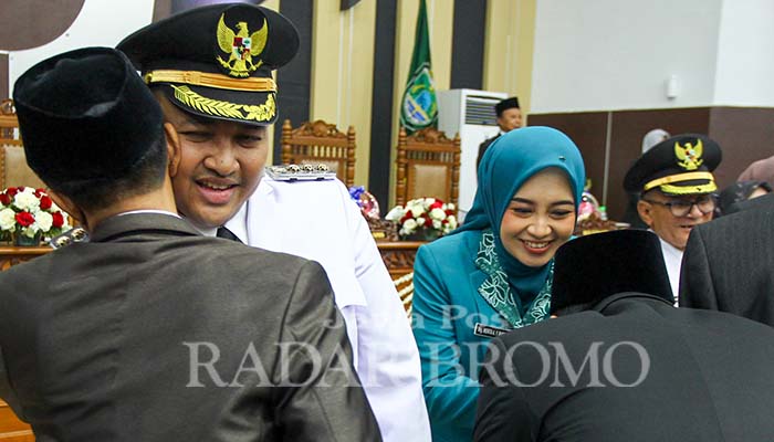UCAPAN SELAMAT: Bupati Pasuruan Rusdi Sutejo saat menerima ucapan selamat dari sejumlah pejabat yang hadir di Sertijab. (Mokhamad Zubaidillah/ Radar Bromo)