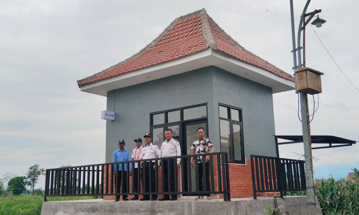 BEROPERASI: Seorang pengendara motor melintas di JPL Leces, Kabupaten Probolinggo, yang telah dioperasikan Kamis (6/3).