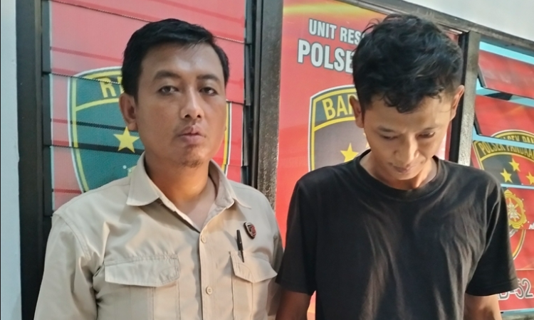 MERINGKUK: Tersangka dugaan penipuan dan penggelapan, Vector Kurniawan, 29, hanya bisa menunduk. Ia ditahan, setelah dilaporkan pihak perusahaan tempatnya bekerja.