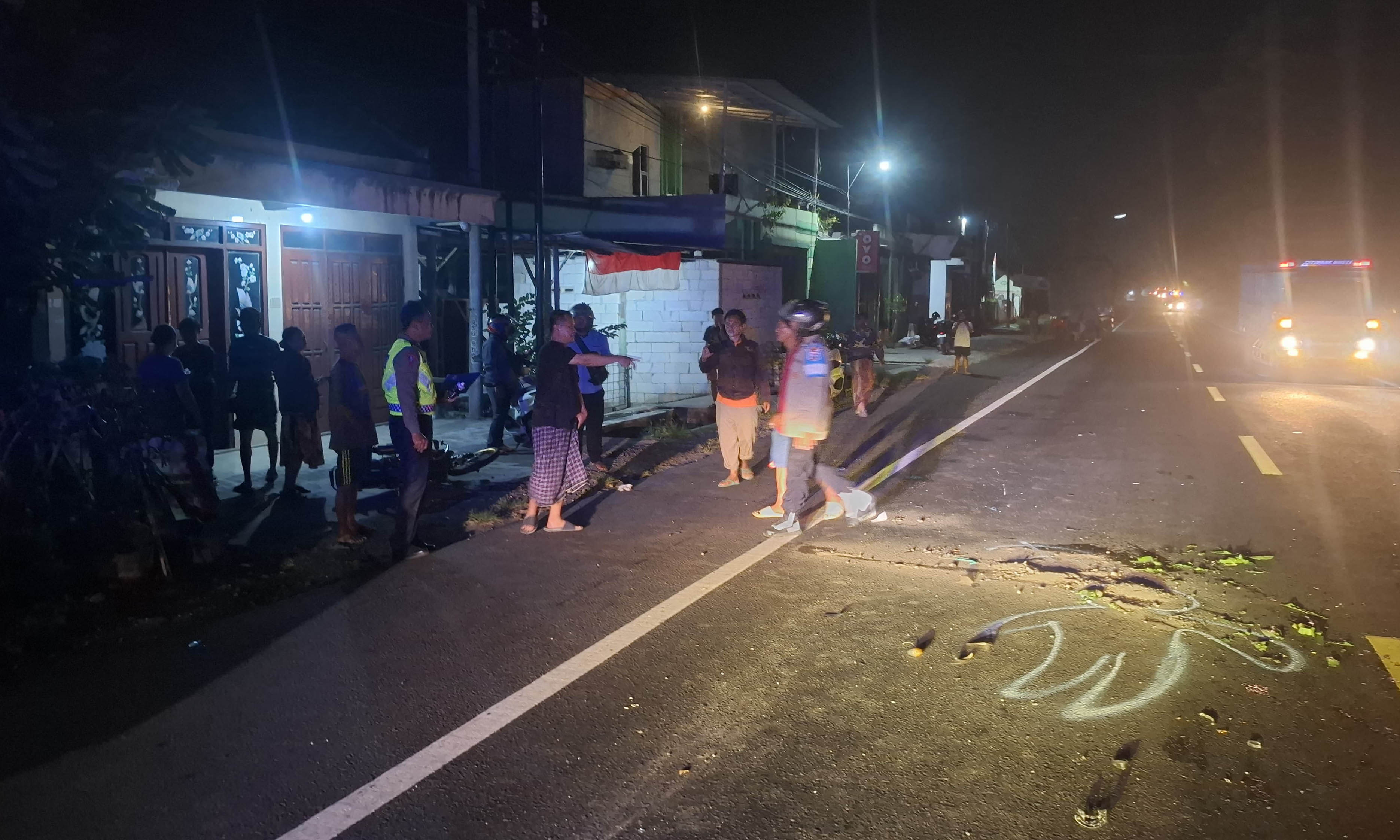 TANDAI LOKASI: Satlantas Polres Probolinggo melakukan olah TKP kecelakaan lalu lintas di jalan raya pantura Desa  Tamansari, Kecamatan Drin