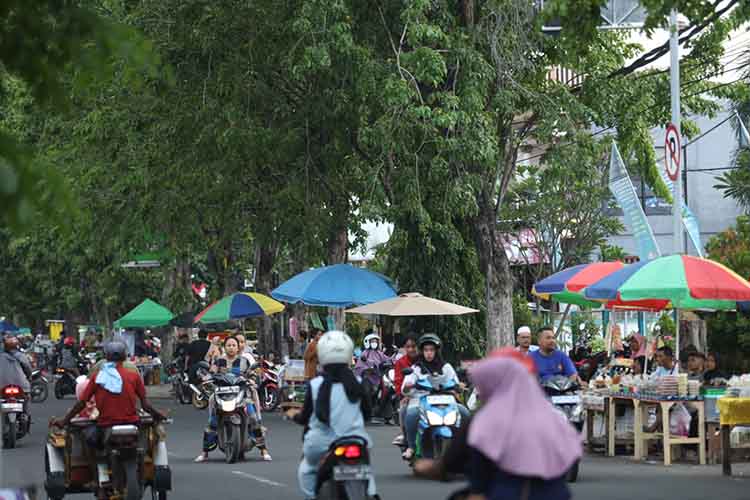 RAMAI: Suasana lalu lintas di Jalan Cokroaminoto, Kota Probolinggo, terlihat ramai dengan penjual takjil dan pemburunya.