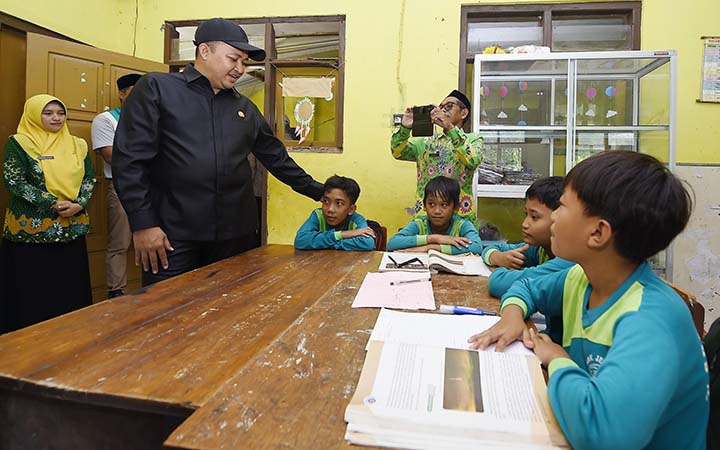 Bupati Pasuruan Rusdi Sutejo (baju hitam) saat memantau aktivitas belajar mengajar di SDN Jeladri 1 Winongan di hari pertama masuk sekolah usai libur awal puasa. (Diskominfo for Radar Bromo)
