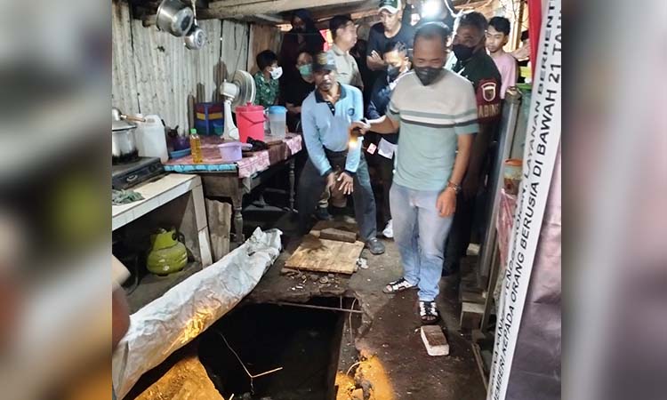 HARUS DIBONGKAR: Warga membongkar gorong-gorong di bawah warung tempat ditemukannya jenazah korban. (Rizal Syatori/ Radar Bromo)