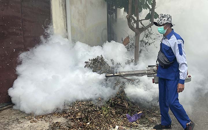 FOGGING: Pencegahan kasus DBD dengan cara fogging di lingkungan Jl. KH. Wahid Hasyim Kelurahan/Kecamatan Kanigaran, Kota Probolinggo.