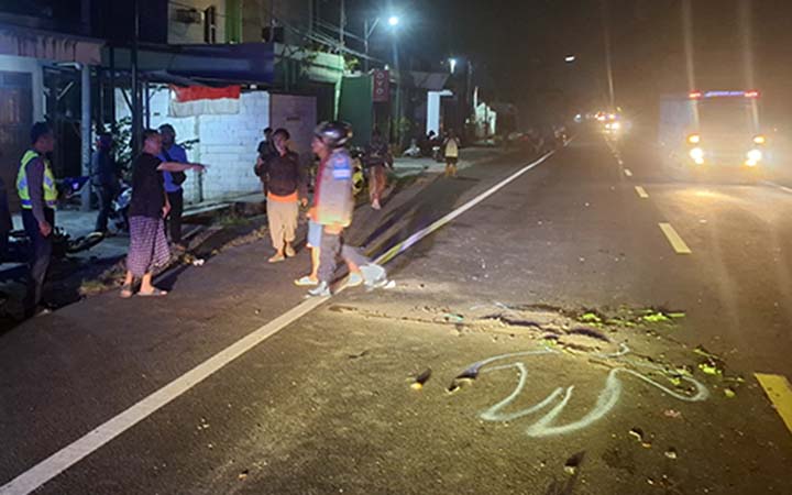 OLAH TKP: Petugas saat melakukan olah TKP kecelakaan maut di jalur pantura Dringu, Probolinggo.