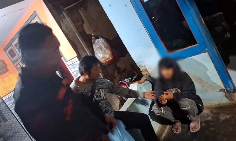 Anggota kepolisian saat membekuk Wan, pelaku pembacokan saat patrol sahur di Probolinggo.