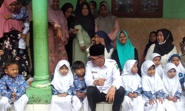 Wabup Pasuruan M Shobih Asrori saat berkunjung ke SDN Jeladri 1 Winongan, beberapa waktu lalu. (Fuad Alyzen/ Radar Bromo)