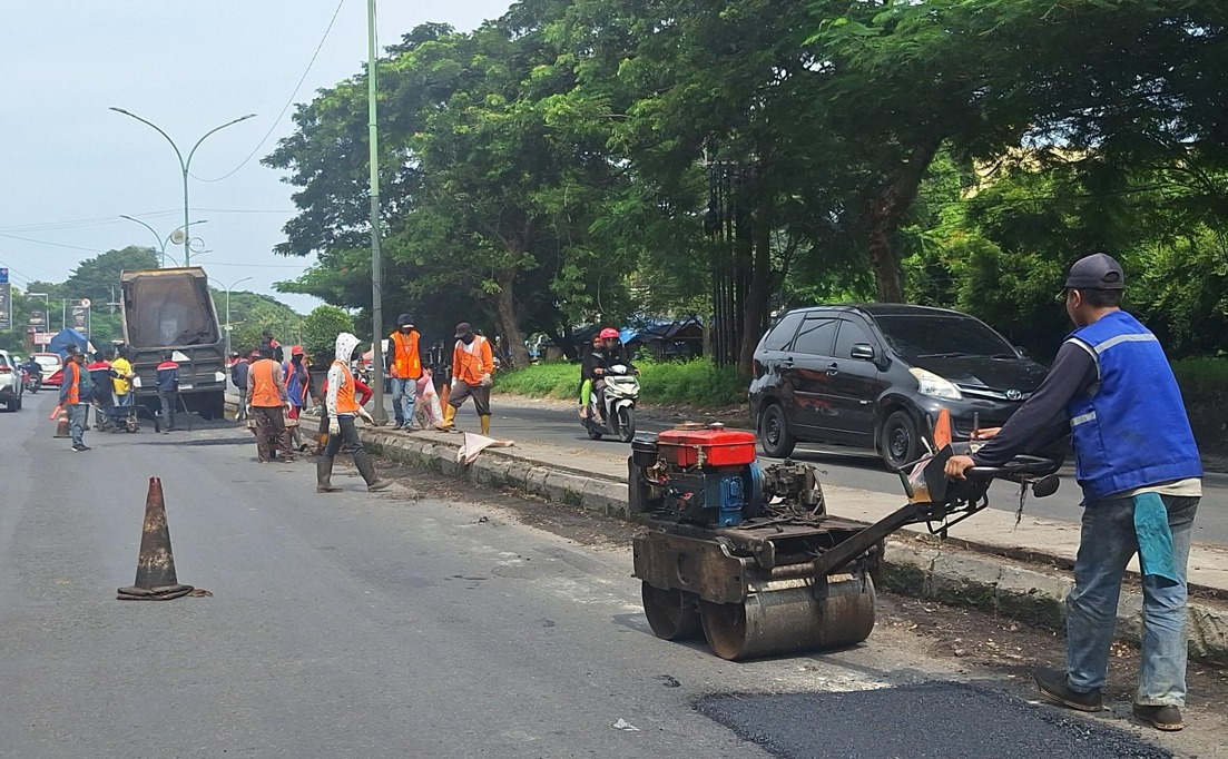DITAMBAL: Tambal sulam jalan di wilayah Pasuruan. Kerusakan  jalan membuat pengguna jalan tak nyaman. Bahkan, rentan memicu kecelakaan