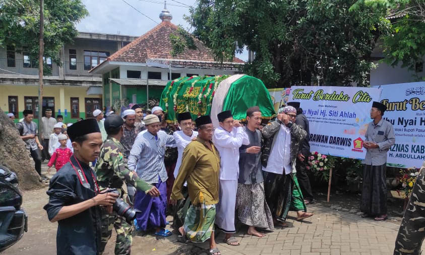 BERPULANG: Jenazah Siti Ahla dibawa untuk dikebumikan di kawasan Ponpes Al Ishlah Wonorejo, Jumat (7/3) siang.