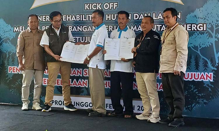 SINERGI : PT Paiton Energy - PT POMI menggelar kick off sinergi rehabilitasi hutan dan lahan melalui pengembangan hutan energi di areal perhutanan sosial, POH 2 PLTU Paiton, Probolinggo.