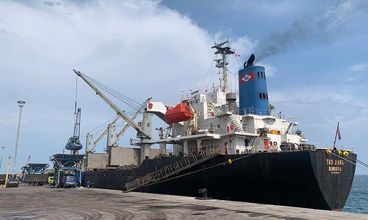 kapal MV Tuojiang yang berbendera Liberia dengan muatan sebanyak 20.950 MT Raw Sugar, merapat ke pelabuhan DABN Probolinggo. (DABN for Radar Bromo)