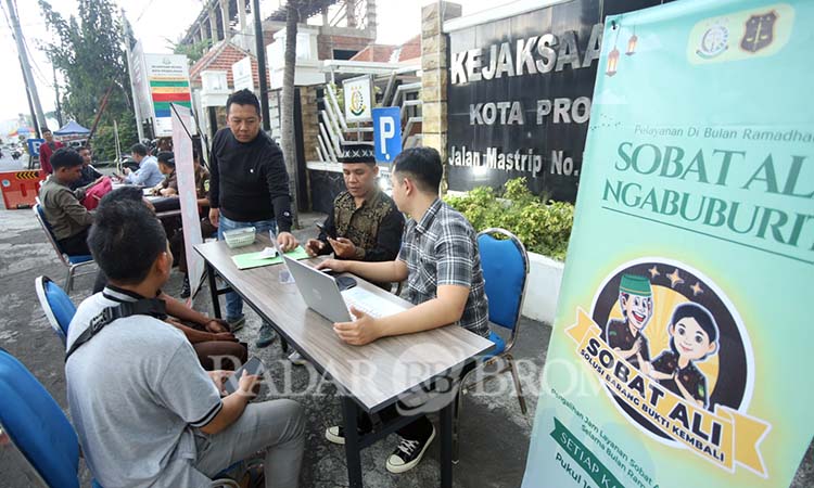 ISI NGABUBURIT: Pelayanan yang dibuka di depan kantor Kejari di Jalan Mastrip, sore hari saat sebelum jam berbuka puasa. (Zainal Arifin/ Radar Bromo)