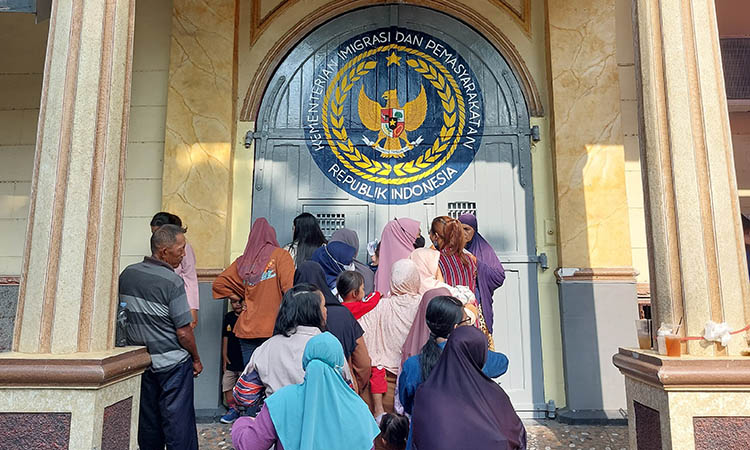RAMAI: Suasana di Lapas Kelas IIB Probolinggo saat ramai pengunjung.