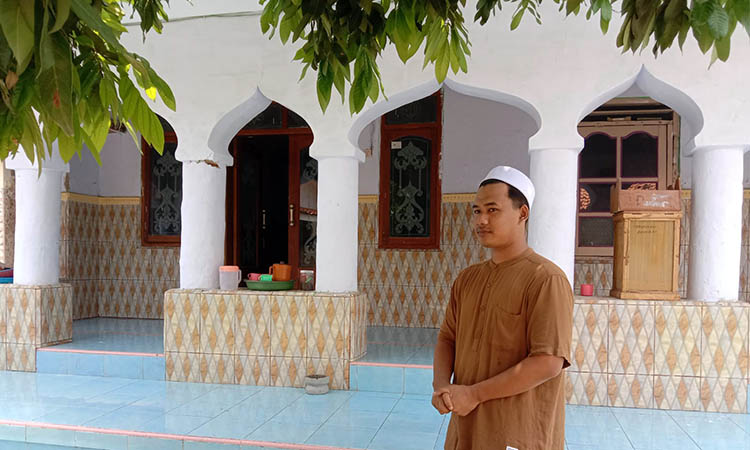 KOKOH: Alfan, 22, salah satu pengelola musala menujukkan bangunan musala Nurul Huda yang tetap terlihat menawan meski sudah berusia seabad.