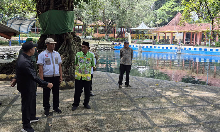 TINJAU: Bupati Pasuruan HM Rusdi Sutejo saat meninjau wisata pemandian alam Banyubiru. Saat ini, pihaknya tengah mencari konsep yang pas untuk pengembangan wisata andalan Kabupaten Pasuruan tersebut.