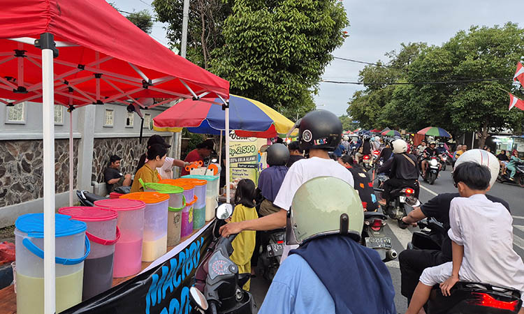 RAMAI: Suasana pasar takjil di Jalan Sultan Agung Kota Pasuruan yang ramai. Para pedagang setempat berharap, agar pasar takjil tersebut bisa diresmikan, supaya bisa semakin ramai.