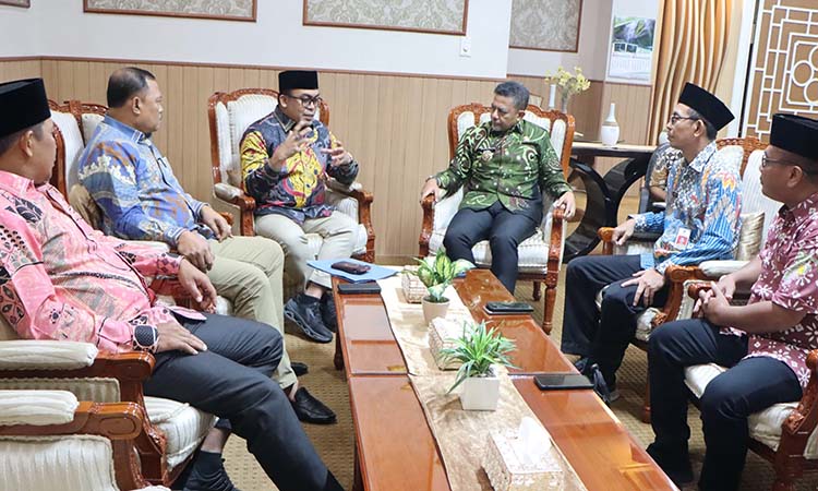 Tim Panja Pupuk Subsidi saat berdiskusi dengan Bupati Probolinggo Gus Haris. (Agus Faiz Musleh/ Radar Bromo)
