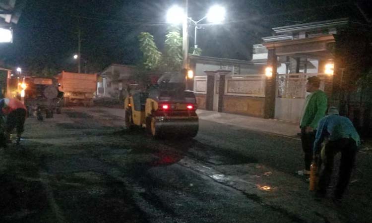 DIGARAP MALAM HARI: Perbaikan jalan di Kota Probolinggo juga dilakukan malam hari.
