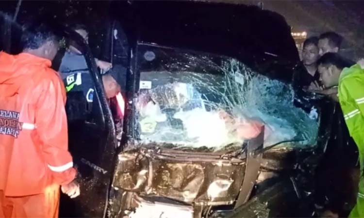 TERHENTI: Kondisi pikap yang melakukan tabrak lari di Sidoarjo ringsek setelah adu banteng di Jalan Bypass Mojokerto, Kamis (6/3) malam. (Adi/ Radar Mojokerto)
