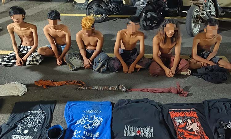 Enam remaja yang terlibat perang sahur hingga merusak 3 rumah warga Kraton, Pasuruan saat diamankan petugas Polres Pasuruan Kota.