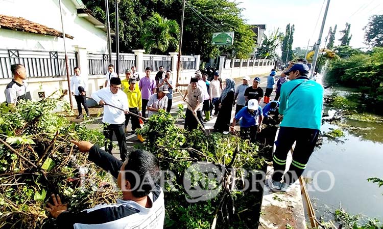 TURUN BERSIH-BERSIH: Wali Kota Probolinggo dokter Aminuddin saat ikut bersih-bersih di tepi sungai Legundi. (Arif Mashudi/ Radar Bromo)