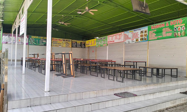 TEMPAT BERSANTAI: Selain penginapan, juga ada rest area. Tempat ini, memungkinkan jemaah untuk menikmati makanan yang ditawarkan pedagang di area masjid setempat.