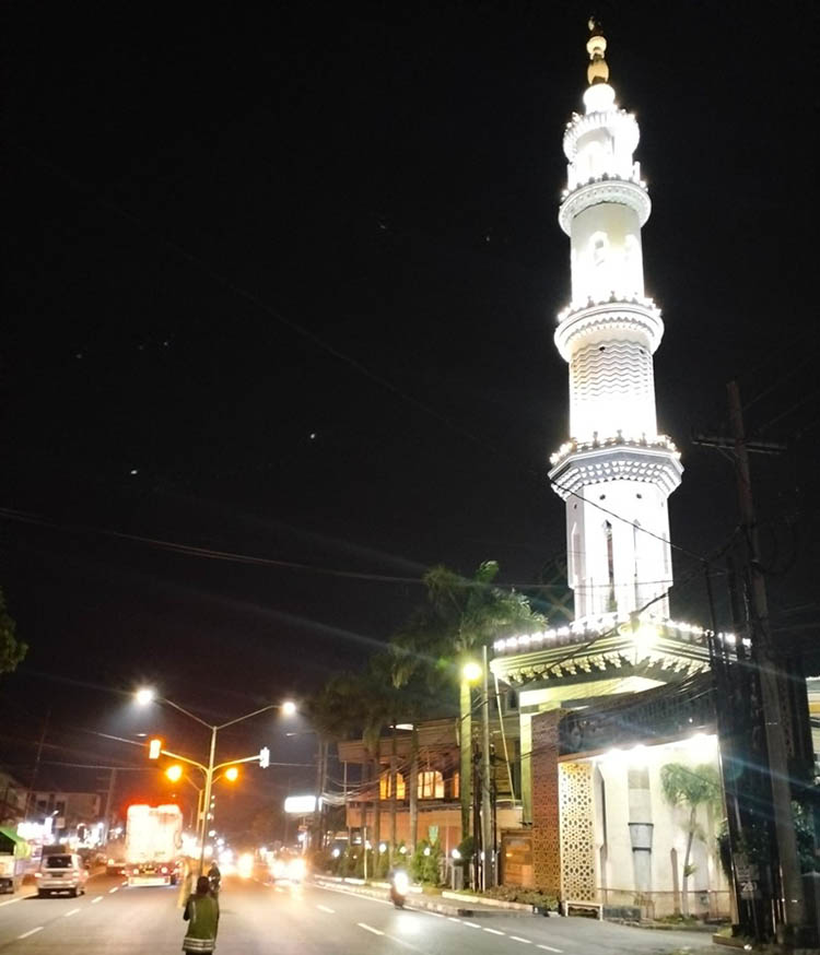 MENYALA: Menara Masjid Besar Al-Mukhlashin Sukorejo yang tampak menyala. Menambah keindahan dan kemegahan masjid di malam hari.