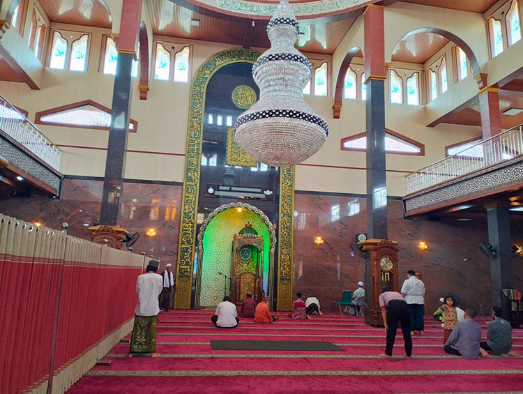 LUAS: Suasana ruangan Masjid Besar Al-Mukhlashin Sukorejo yang tampak luas. Sehingga, memberi kenyamanan bagi jemaah untuk beribadah.