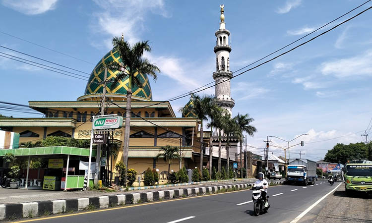MEGAH: Bangunan Masjid Besar Al-Mukhlashin Sukorejo di Desa Glagahsari, Kecamatan Sukorejo, Kabupaten Pasuruan yang tampak berdiri megah. Lokasinya yang berada di tepi jalan Surabaya-Malang.
