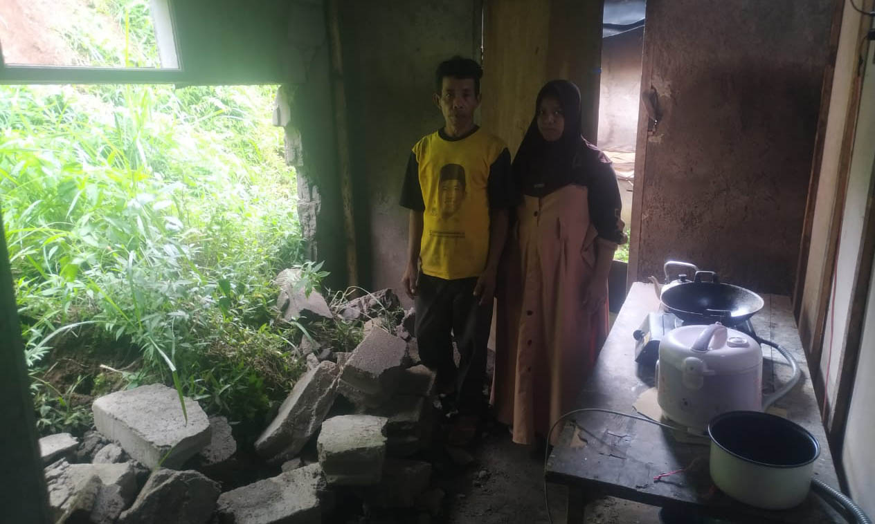 JEBOL: Tembok rumah warga di Puspo yang rusak setelah diterjang longsor, Sabtu (8/3) sore.