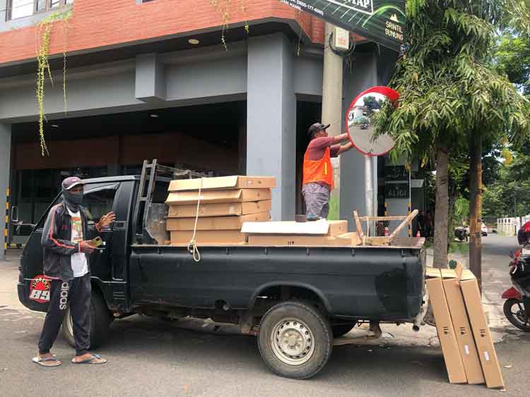 PEMELIHARAAN: Petugas pemasangan cermin cembung, Udin, 36, saat memasang convex mirror di simpang empat antara Jalan Imam Bonjol dan Jalan RA Kartini, Kota Probolinggo, Minggu (9/3) siang.