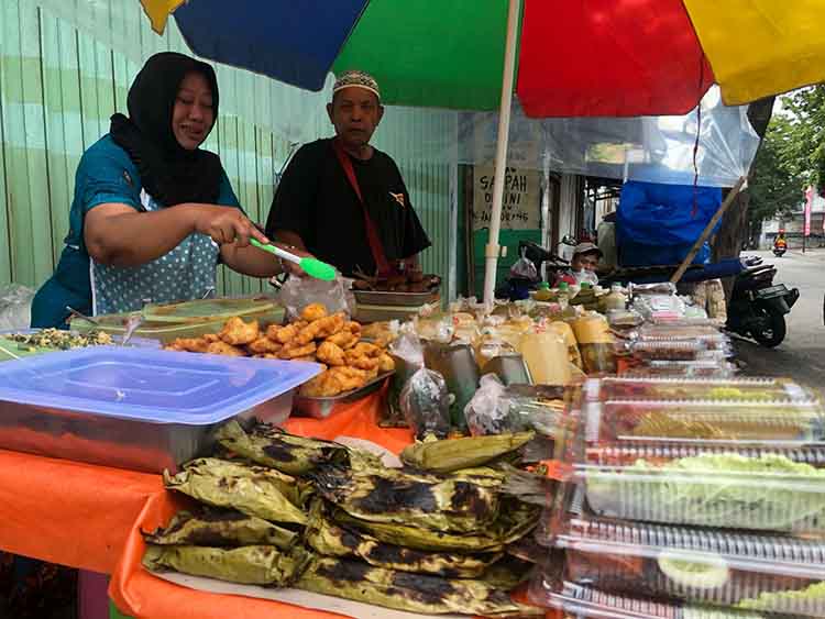 MENGAIS REZEKI: Sejumlah pedagang takjil di Jalan HOS Cokroaminoto, Kecamatan Kanigaran, Kota Probolinggo, melayani pembeli Minggu (9/3).