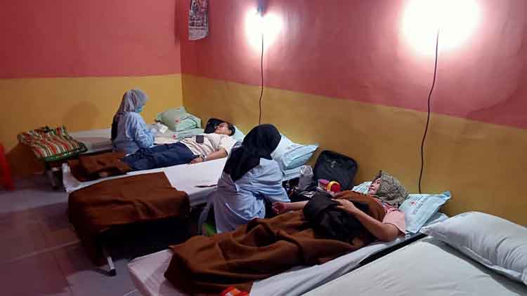 SUMBANG DARAH: Sejumlah donor mendermakan darahnya di Kelurahan Wiroborang, Sabtu (8/3) malam.