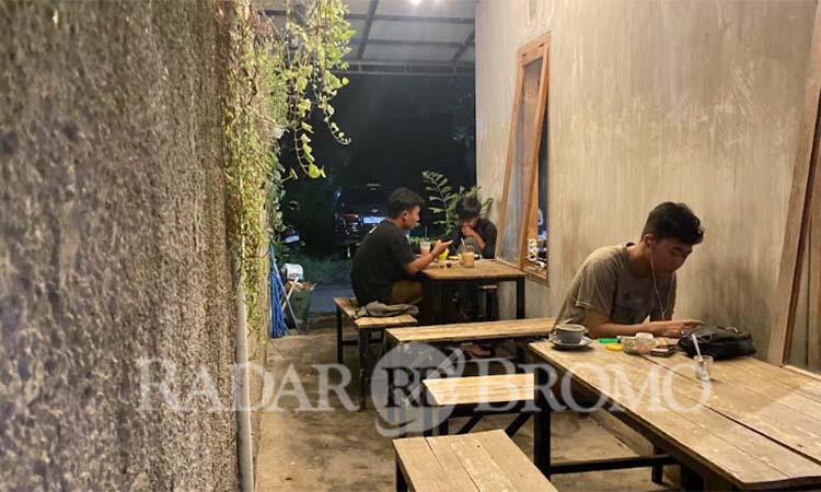 Salah satu sudut kafe &ldquo;introvet&rdquo; di Kelurahan/Kecamatan Kademangan Kota Probolinggo. (Inayah Maharani/ Radar Bromo)
