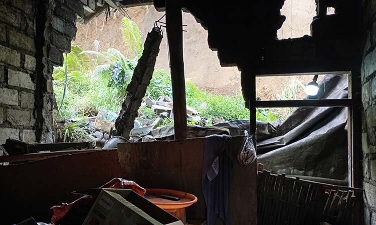 Kondisi salah satu rumah warga Sariwani, Sukapura yang alami kerusakan usai kena longsor.