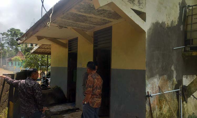 Tim dikdaya saat melakukan survei salah satu SMPN di Kabupaten Probolinggo yang bakal direhab tahun ini. (Dikdaya for Radar Bromo)