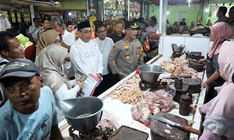 Wali Kota Probolinggo dokter Aminuddin (berpeci) saat meninjau deretan stan di dalam Pasar Baru. Banyaknya pedagang liar di luar pasar dikeluhkan para pedagang. (Zainal Arifin/ Radar Bromo)