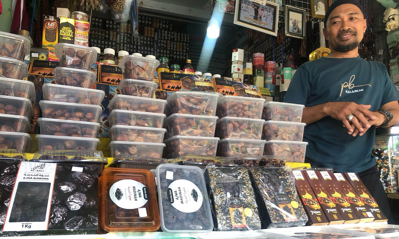 TUNGGU PEMBELI: Bambang, menunggu pembeli di lapaknya.