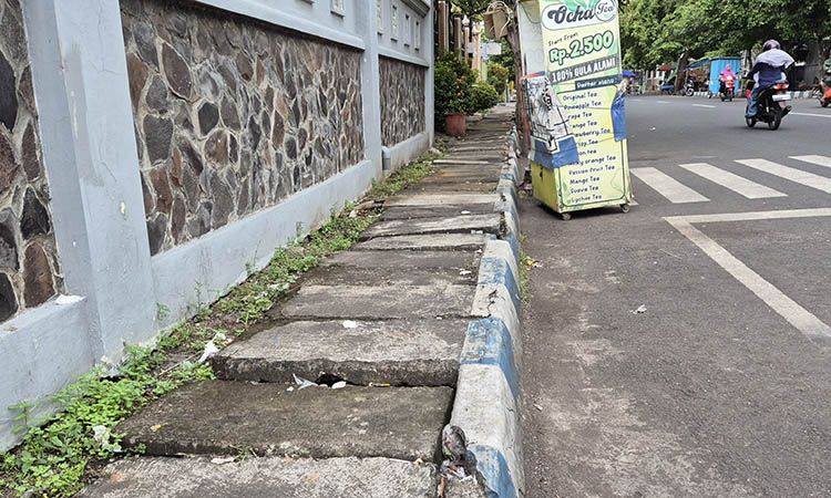 RUSAK: Kondisi trotoar di Jalan Sultan Agung yang berada di seberang kantor Disparpora Kota Pasuruan. Rusaknya trotoar membahayakan pejalan kaki.