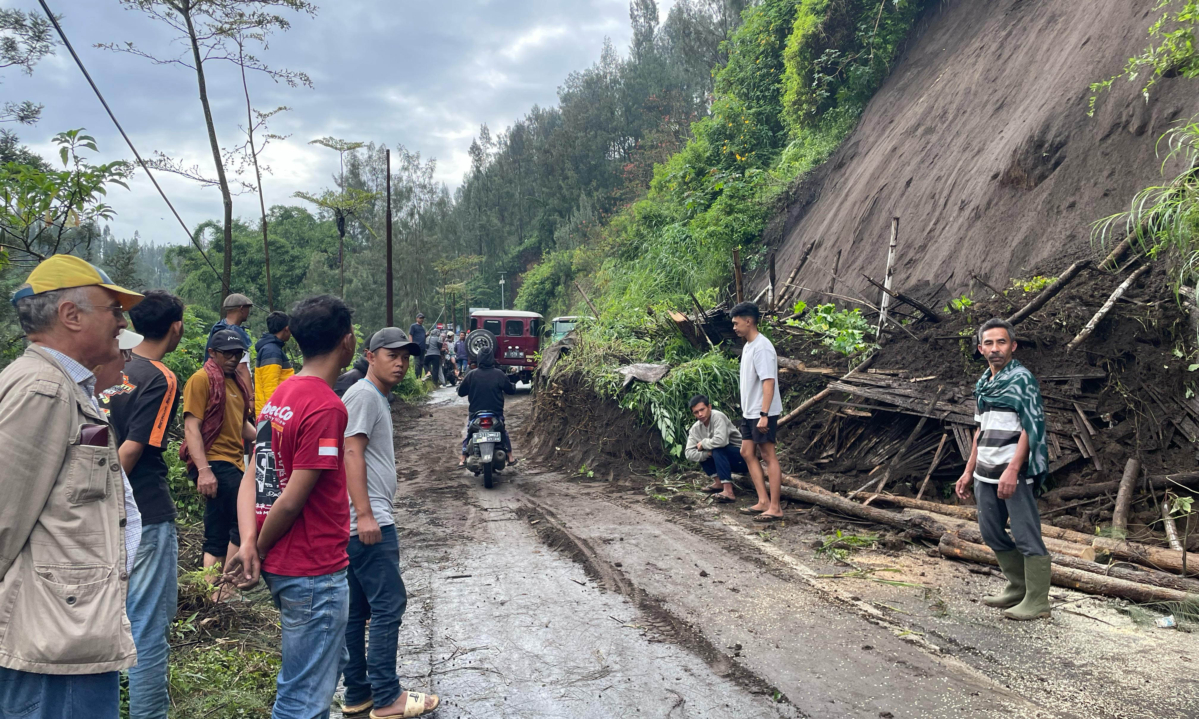 TUTUPI AKSES: Material longsor yang menutupi jalan menuju kawasan Gunung Bromo tepatnya di Desa Wonokerto, Senin (10/3) pagi. Sekitar jam 10.08, jalur akhirnya sudah no