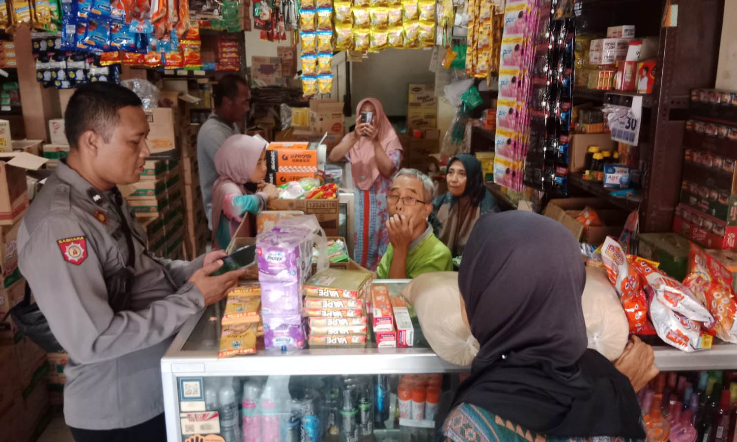 CEK LAPANG: Anggota Polsek Pajarakan melalui Satgas Pangan melakukan sidak di pertokoan sekitar Pajarakan.