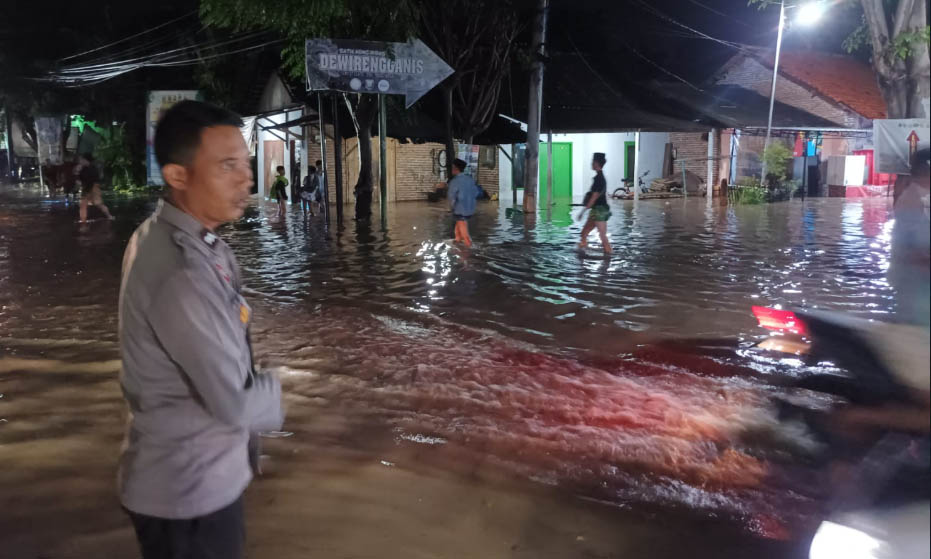 KE JALAN: Banjir yang menggenangi wilayah Krejengan. Nampak air setinggi paha orang dewasa di depan Polsek Krejengan.