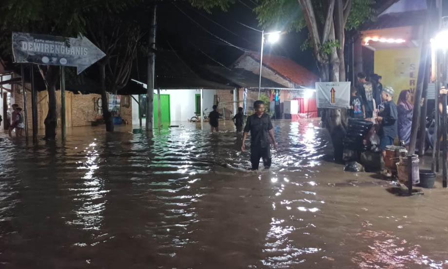 AKIBAT HUJAN: Banjir yang menggenangi wilayah Krejengan, Senin (10/3) malam.
