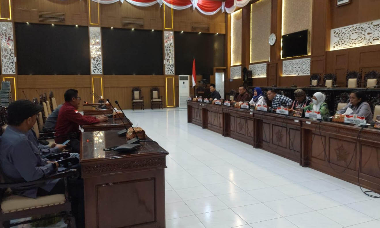 HEARING: Komisi I DPRD Kota Probolinggo menggelar RDP dengan Bawaslu Kota Probolinggo, Senin (10/3).
