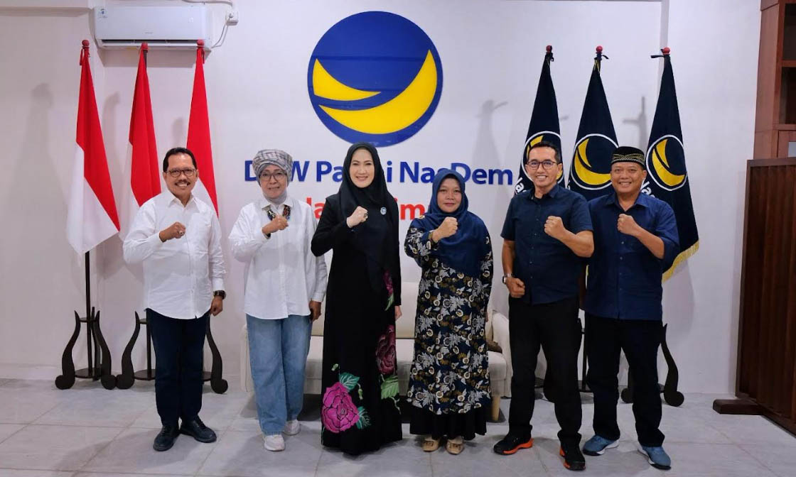 NAKHODA BARU: Wakil Wali Kota Probolinggo Ina Dwi Lestari (tiga dari kanan) ketika hadir di DPW Nasdem Jatim bersama Zulfikar Imawan (dua dari kanan).&nbsp;